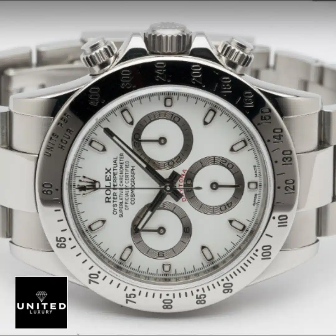 Rolex Cosmograph Daytona 116520 Pro Clone 1:1 Yeni Proje 1 Rolex Daytona White Dial 116520 S.Steel Bezel & Oyster Bracelet Replica on the table