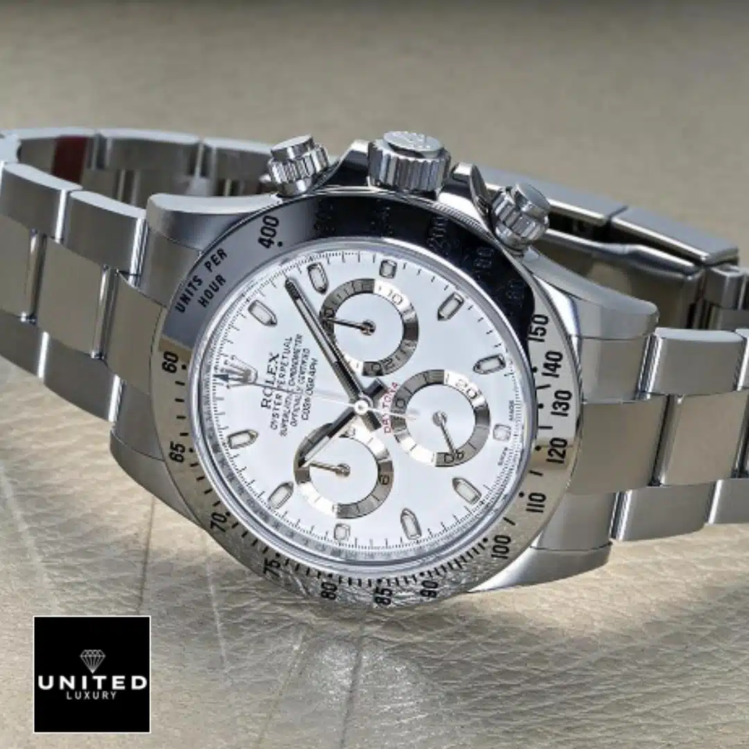 Rolex Cosmograph Daytona 116520 Pro Clone 1:1 Yeni Proje 2 Rolex Daytona White Dial 116520 S.Steel Oyster Bracelet Replica on the table