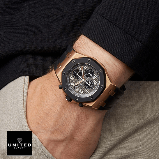 AP Royal Oak Offshore Super Clone 25940OK.OO.D002CA.01 United Luxury Shop Deluxe Replica Edition audemars piguet royal oak o ffshore 25940OK.OO .D002CA.01 replica hand 1 Audemars Piguet Black Dial Gold Case Replica on the man wrist