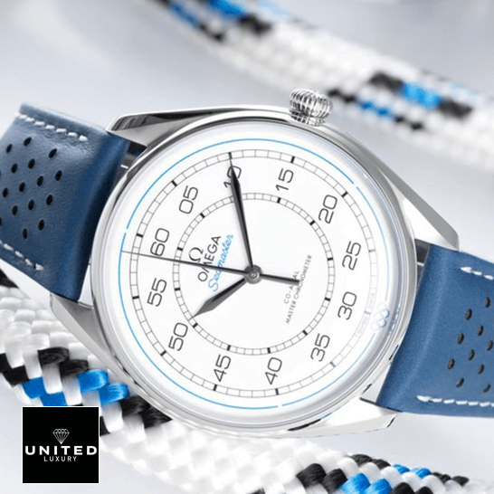 Omega Seamaster 522.32.40.20.04.001 White Dial Replica Omega Seamaster White Dial Blue Rubber Replica white background