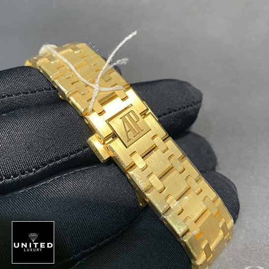 Audemars Piguet Royal Oak 67651BA.ZZ.1261BA.01 "Diamond Bezel" Collector’s Replica audemars piguet royal oak selfwinding yellow gold 67651BA.ZZ .1261BA.01 replica clasp unitedluxurynet 1 Audemars Piguet Yellow Gold Replica stainless steel bracelet on the hand