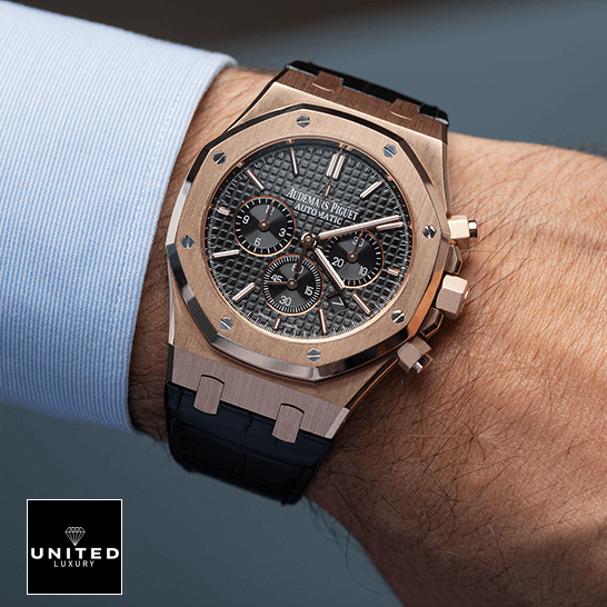 Audemars Piguet Royal Oak Chronograph 26320OR "Rose Gold" Exceptional Replica 1:1 audemars piguet royal oak chronograph 26320OR.OO .D002CR.01 replica hand Audemars Piguet Royal Oak Black Dial Gold Case Replica on the man wrist