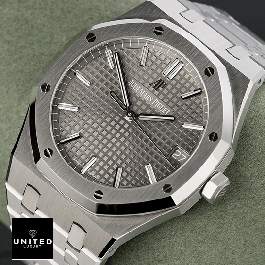 Audemars Piguet Royal Oak 15500ST.OO.1220ST.01 "Silver Dial" 1:1 Clone Edition audemars piguet royal oak 15500ST.OO .1220ST.02 replica 41mm Audemars Piguet Stainless Steel 15500 Grey Dial Replica on the stand