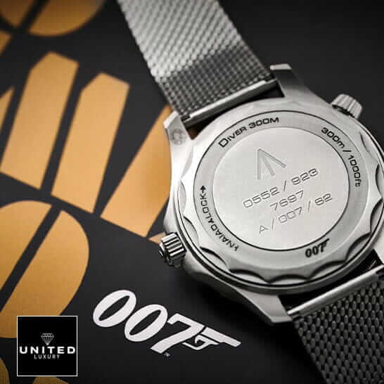 Omega Seamaster Diver 210.90.42.20.01.001 007 Edition Collector’s Copy 1:1 omega seamaster 300 replica 5 Omega Dıcer 300m 007 Stainless Steel Case Replica upside view on the box