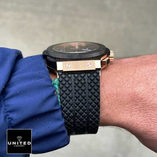 Hublot Big Bang Original 301.PB.131.RX "Rose Gold" Exceptional Replica 1:1 hublot big bang gold ceramic 4 Hublot Big Bang Black Rubber Bracelet Replica on the man wrist side view