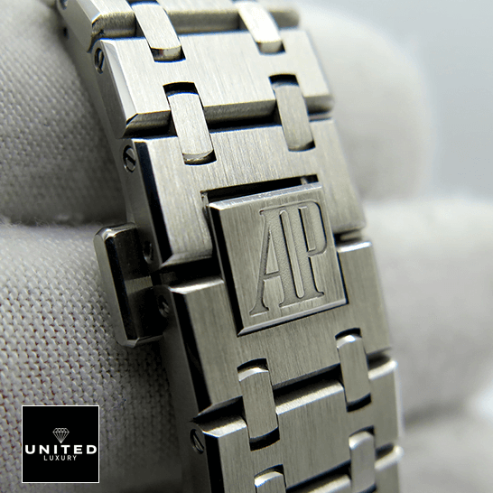Audemars Piguet Royal Oak 15451ST "Diamond Bezel Silver Dial" Ultra Fine Replica audemars piguet royal oak selfwinding 15451ST ZZ 1256ST 01 A bracelet 1 Audemars Piguet 15451 Stainless Steel Bracelet Replica on the hand